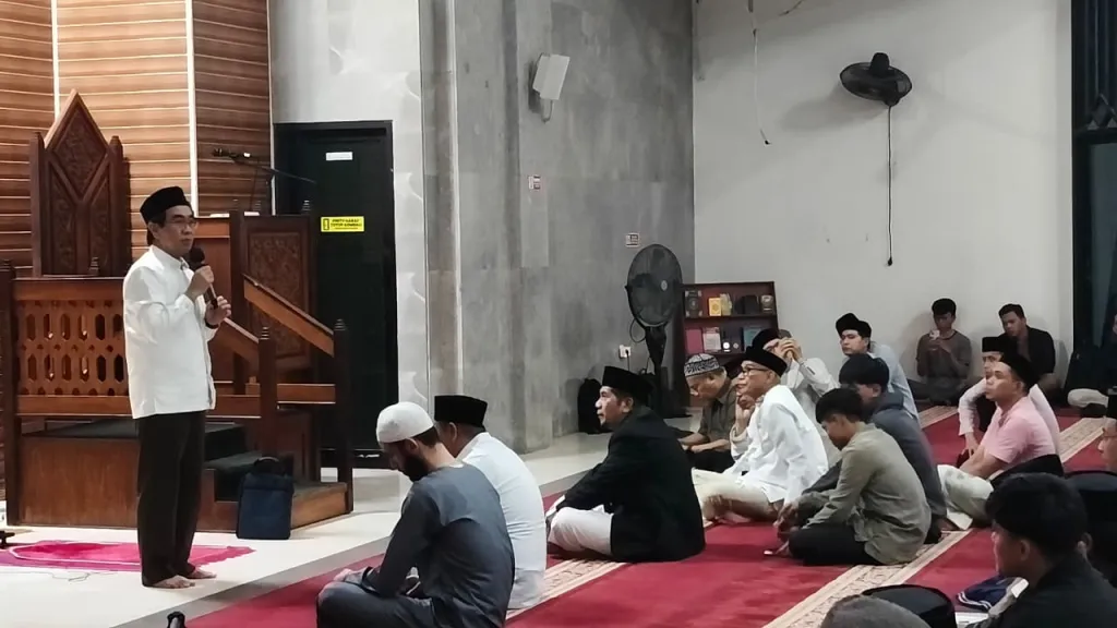 Rektor Universitas Hasanuddin, Prof. Dr. Ir. Jamaluddin Jompa, M.Sc., menyampaikan sambutan pada peringatan Nuzulul Quran yang digelar di Masjid Ikhtiar Kampus Unhas Tamalanrea, 17 Ramadan 1447 H ( 7 Maret 2026).